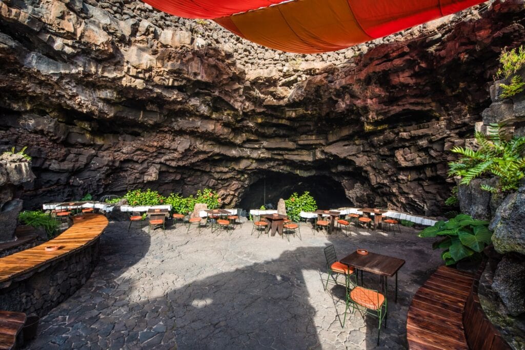 I tavoli del ristorante nella grotta dei Jameos del Agua