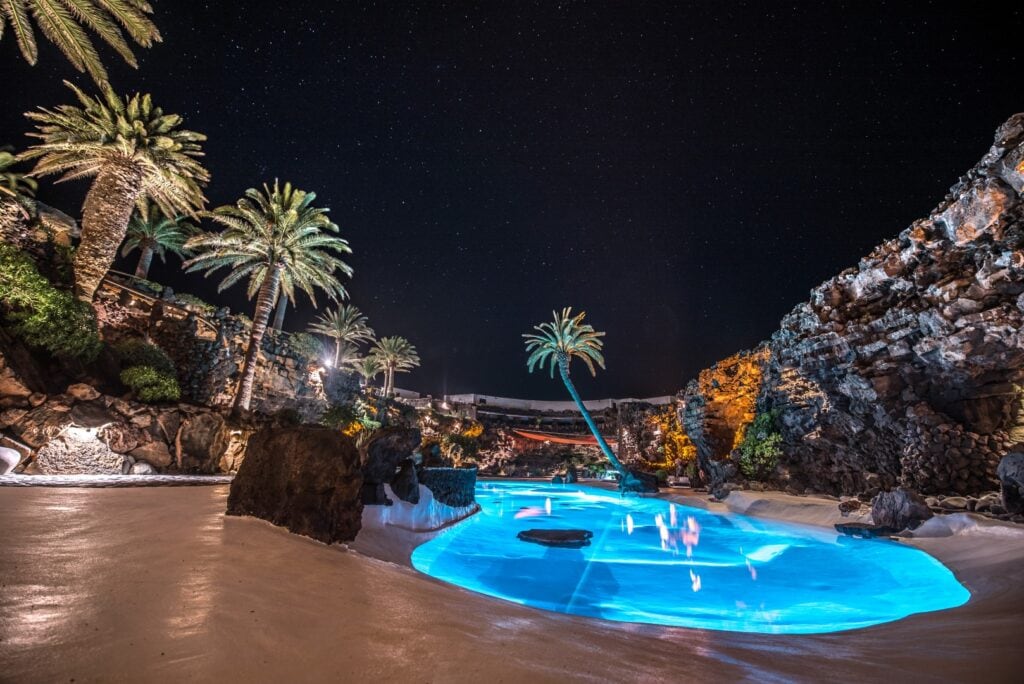I Jameos del Agua illuminati di sera